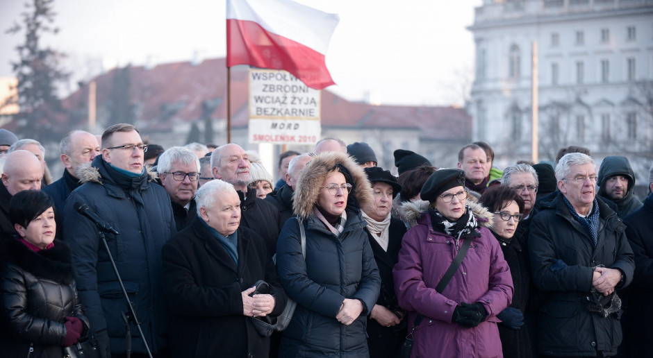 Warszawa Politycy PiS uczcili pamięć ofiar katastrofy smoleńskiej