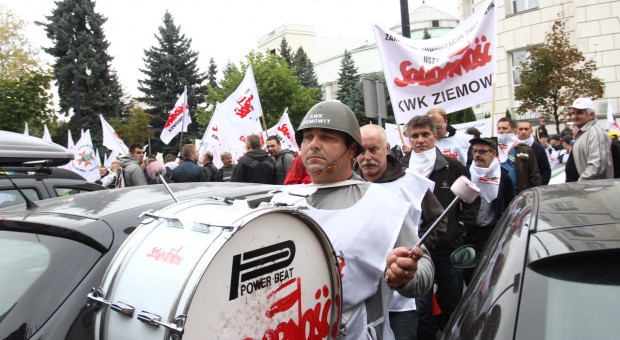 Demonstracja górników przed Sejmem w czasie expose Kopacz
