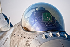 Stery myśliwca F-16 przejmie sztuczna inteligencja (zdjęcie ilustracyjne)