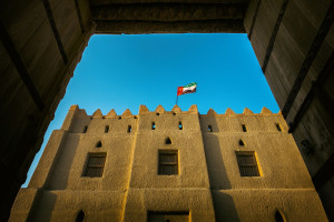 Fort Al A'ankah z flagą Zjednoczonych Emiratów Arabskich