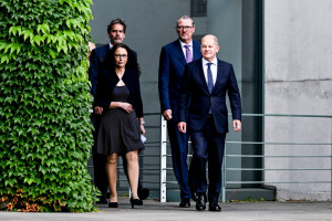 Chancellor Olaf Scholz (first from right) goes to a ministerial meeting on inflation