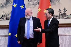 În imagine, din stânga, sunt vicepreședintele Comisiei Europene Frans Timmermans și vicepremierul chinez Deng Xuexiang