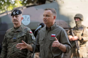 El presidente ya se negó a aceptar la dimisión del general Rajmund Andrzejczak (izquierda), jefe del Estado Mayor del ejército polaco.