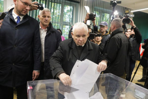 Jarosław Kaczyński gibt seine Stimme in einem Wahllokal in Warschau ab.