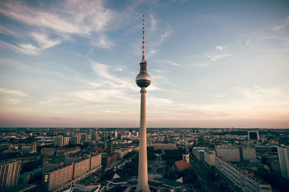 Schlange polnischer Wähler vor der polnischen Botschaft in Berlin