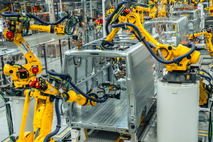 Pionierem i jednym z liderów robotyzacji i automatyzacji w polskim przemyśle jest branża motoryzacyjna. Na zdjęciu linia montażu samochodów dostawczych w fabryce Stellantisa w Gliwicach.
