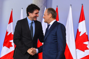 Premier Donald Tusk oraz premier Kanady Justin Trudeau podczas spotkania w siedzibie KPRM w Warszawie.