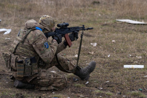 Una foto mostra un soldato ucraino nella regione di Donetsk il 18 marzo 2024