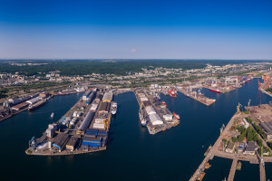 Dzięki pogłębieniu wejścia do portu i kanału portowego oraz modernizacji Nabrzeża Rumuńskiego OT Port Gdynia może obsługiwać większe statki klasy panamax o zanurzeniu do 14,5 m, przewożące do  80 tys. ton produktów agro.