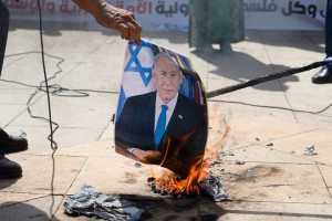 Spalenie wizerunku premiera Izraela Benjamina Netanjahu w czasie propalestyńskiego protestu.