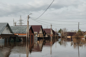 Południowe regiony rosyjskiej Syberii, a także północ Kazachstanu, od kilku tygodni trapi powódź.
