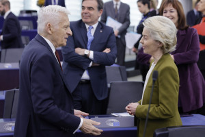 Koniec pewnej epoki. Jerzy Buzek dostał owacje na stojąco w PE