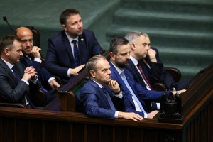 Прем'єр-міністр Дональд Туск, віце-прем'єр, міністр оборони Владислав Косиняк-Камиш, віце-прем'єр, міністр цифрових технологій Кшиштоф Гавковський, міністр внутрішніх справ та адміністрації Марцін Кервінський, міністр спорту та туризму Славомір Нітрас та міністр державних активів Борис Будка