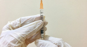 Naukowcy: Znaczna część populacji jest przekonana do szczepień